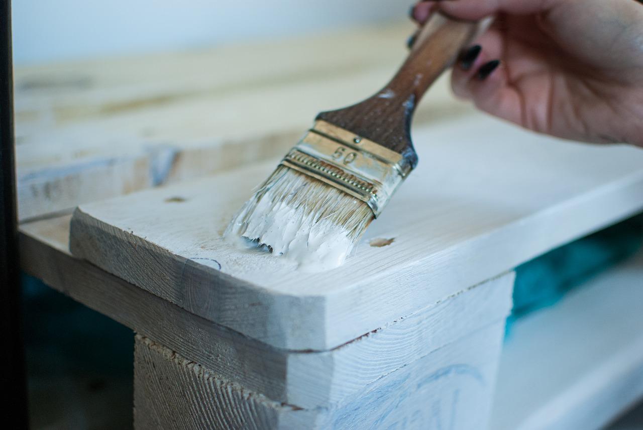 Jak zabrać się do malowania drewna?